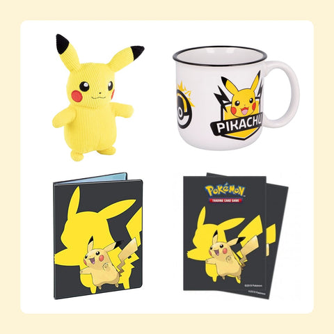 Contenu du lot : Peluche Pokémon Corduroy Pikachu 20cm, Mug Breakfast Pokémon Pikachu 400ml, Portfolio A4 Pikachu - 9 pochettes, Sleeves Protèges Cartes Ultra Pro Pikachu 65 Pièces
