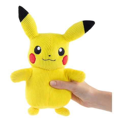 Peluche Pokémon Corduroy Pikachu 20cm tenu en main