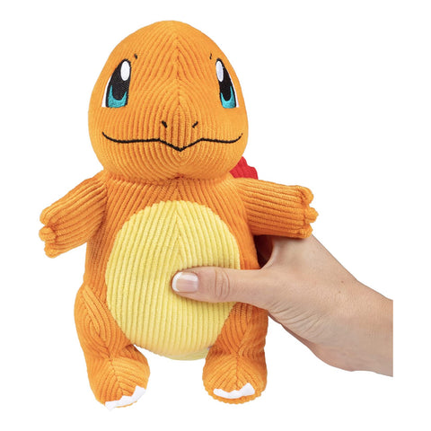 Peluche Pokémon Corduroy Salamèche 20cm tenu en main